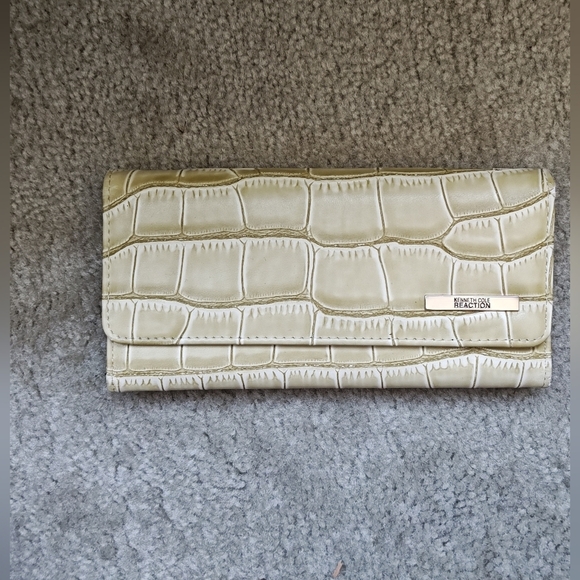 Kenneth Cole Reaction Handbags - KENNETH COLE REACTION WOMEN'S TRIFOLD FLAP SNAP WALLET